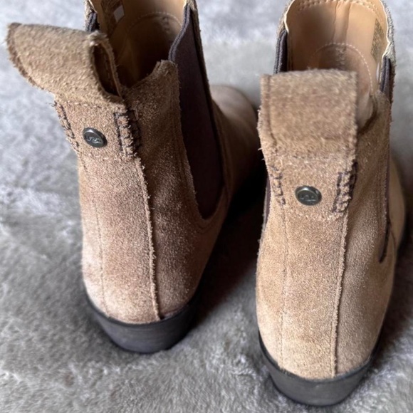UGG Emmeth Suede Chelsea Boots - Picture 4 of 7
